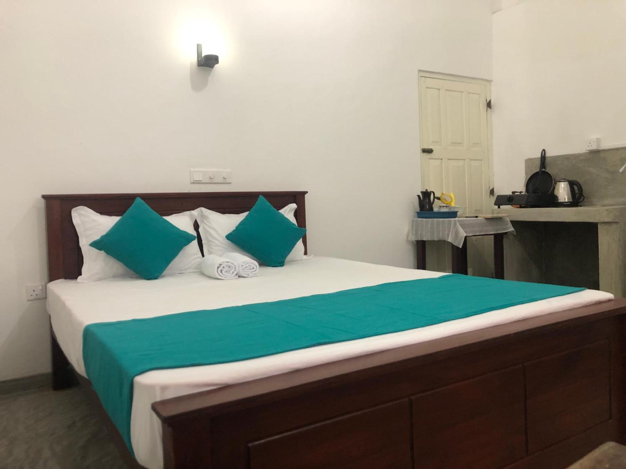 Hotel Waves Hikkaduwa Esterno foto