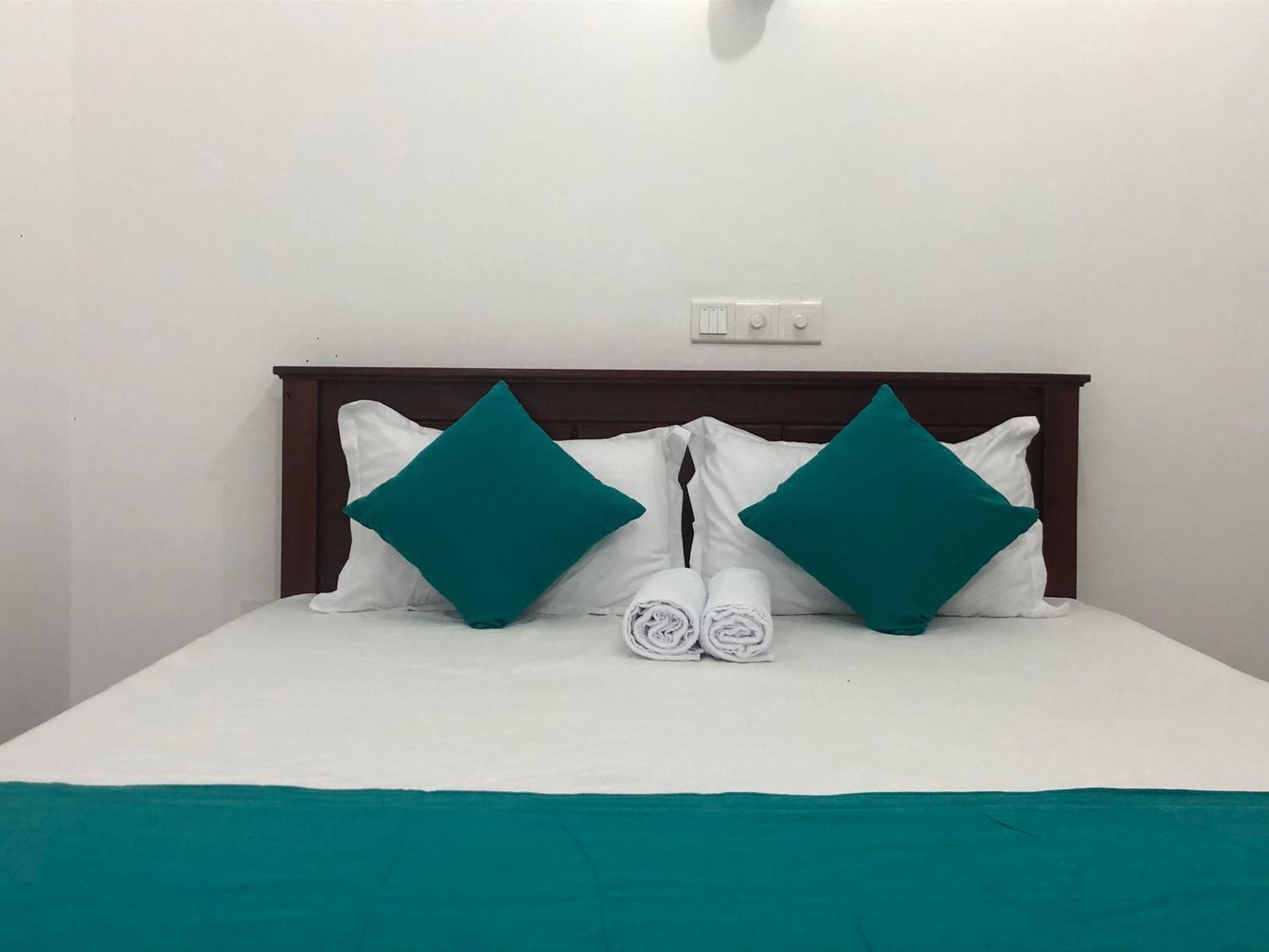 Hotel Waves Hikkaduwa Esterno foto