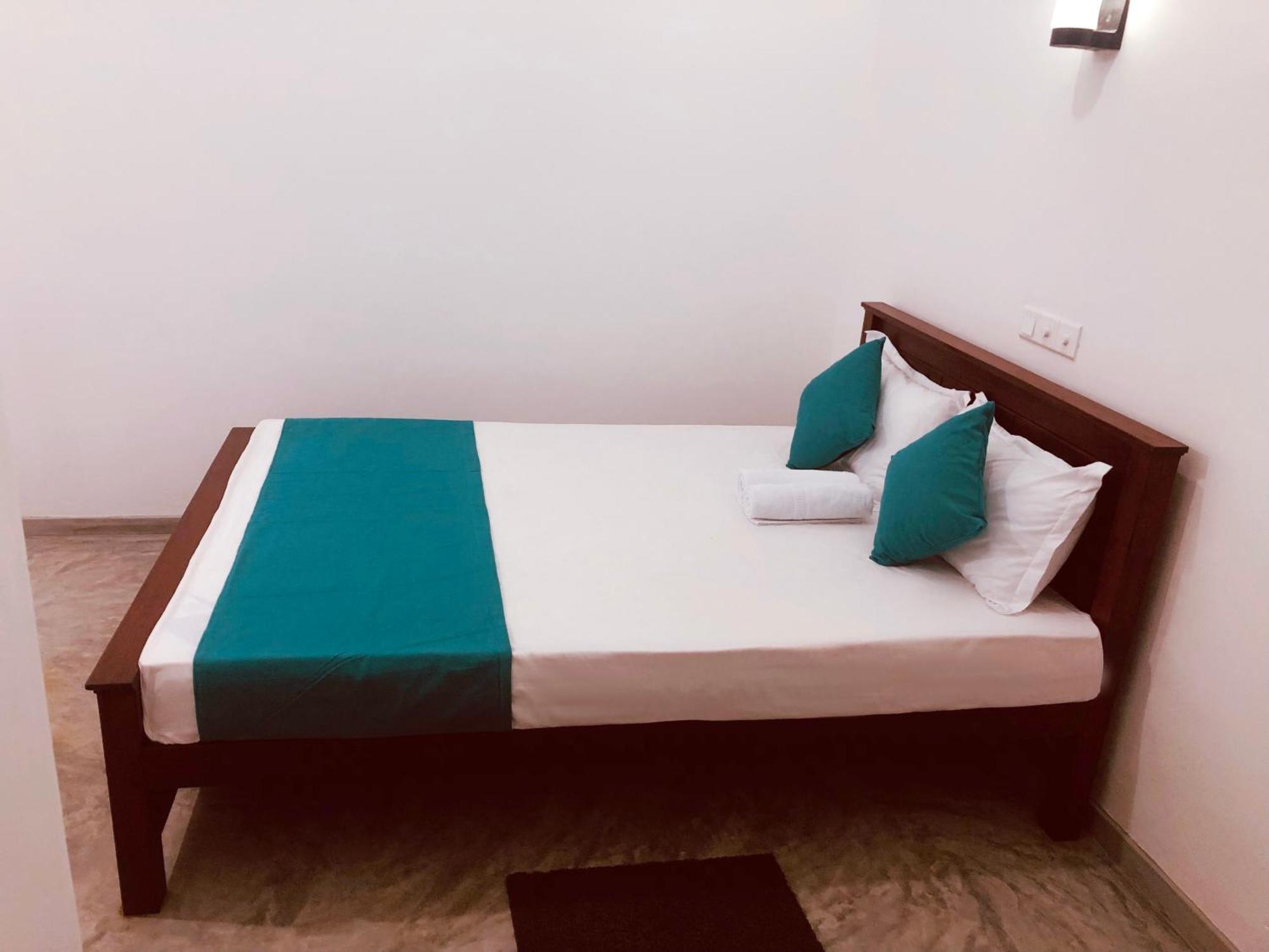 Hotel Waves Hikkaduwa Esterno foto