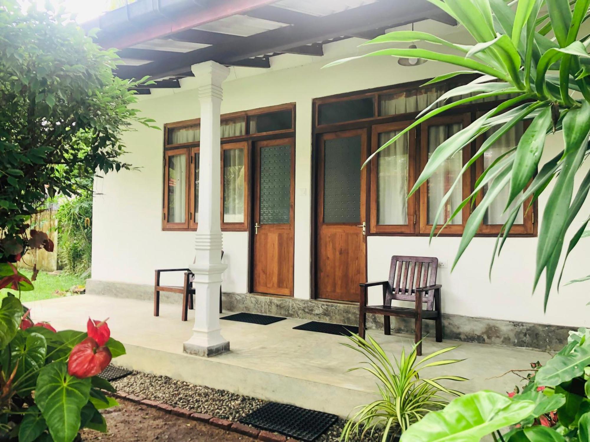 Hotel Waves Hikkaduwa Esterno foto