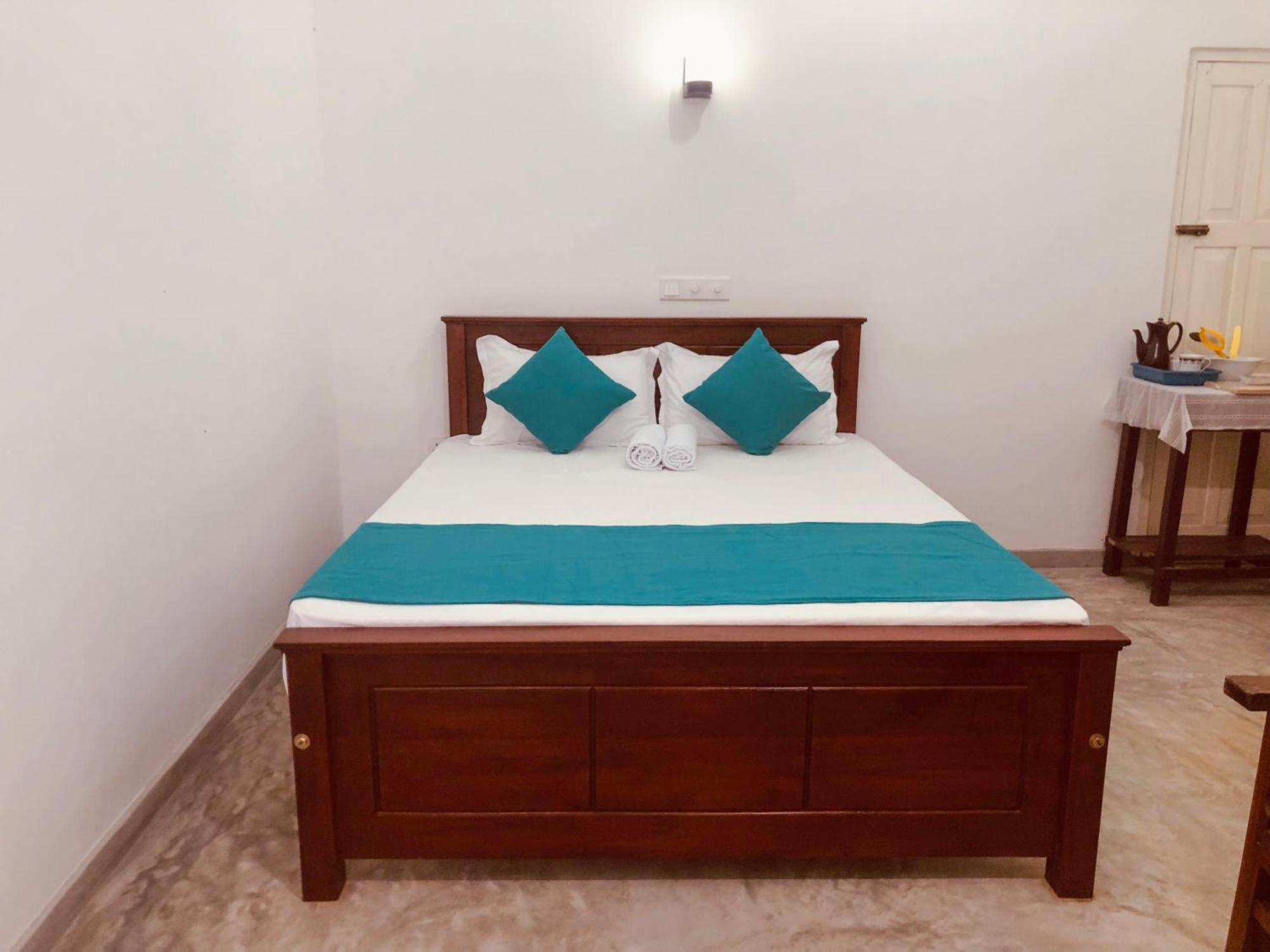 Hotel Waves Hikkaduwa Esterno foto