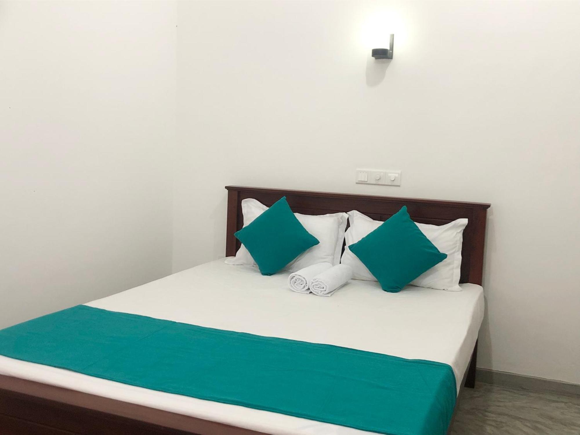 Hotel Waves Hikkaduwa Esterno foto