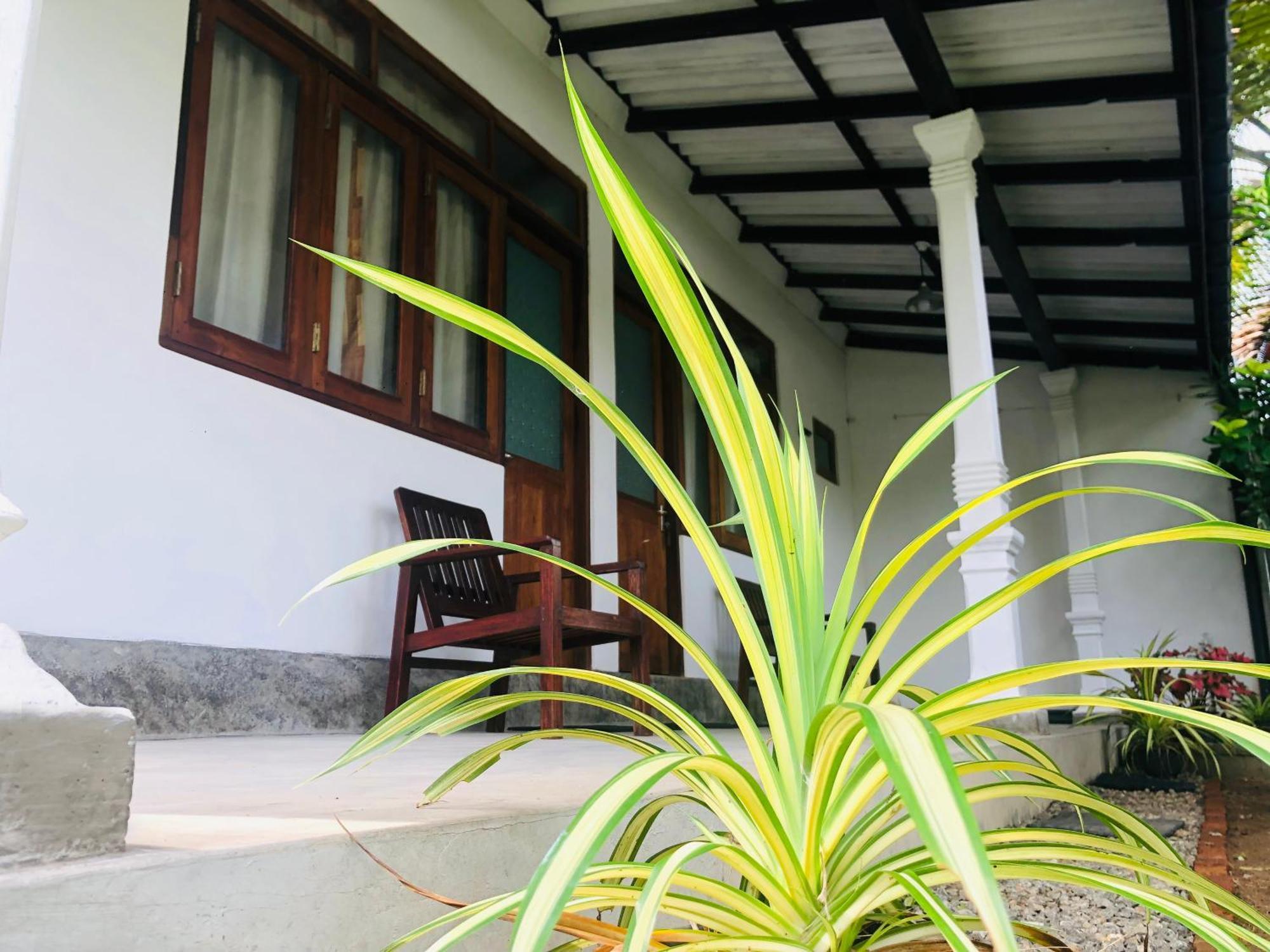Hotel Waves Hikkaduwa Esterno foto