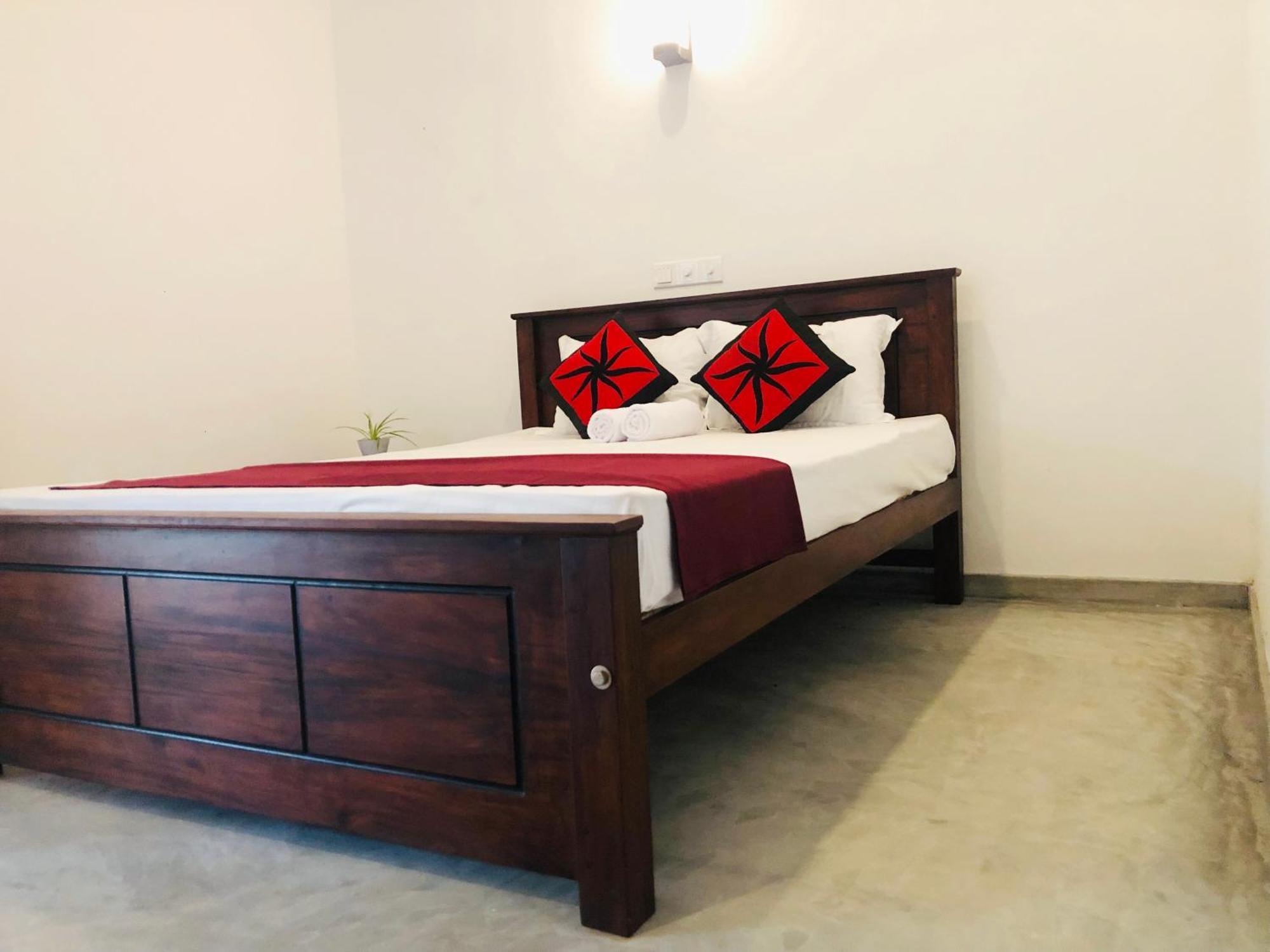 Hotel Waves Hikkaduwa Esterno foto