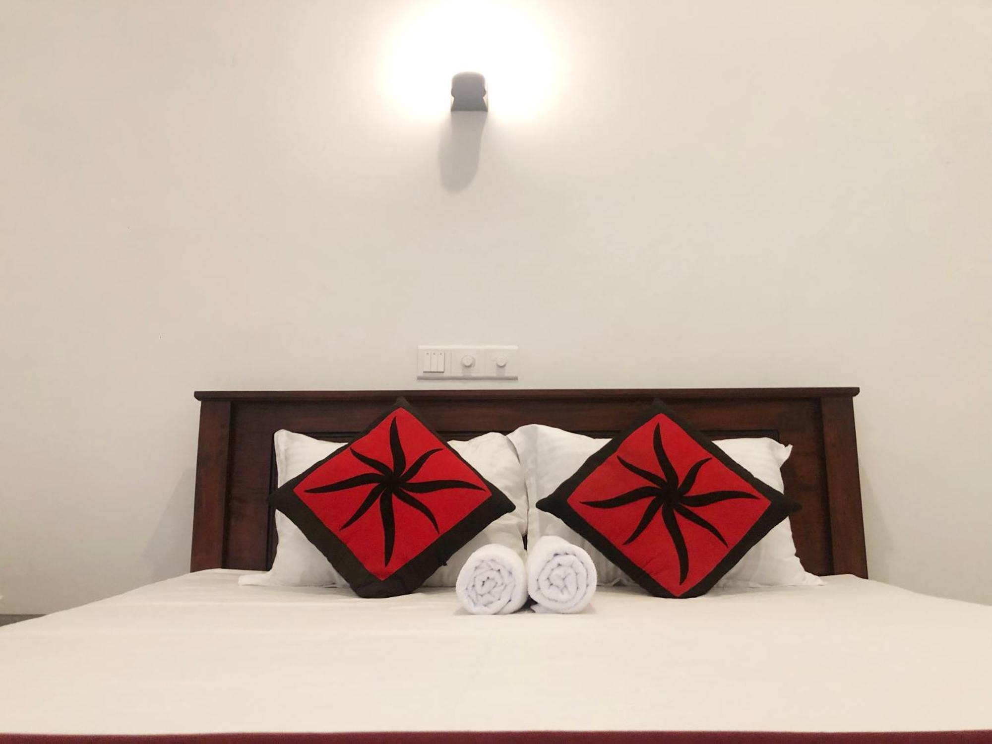 Hotel Waves Hikkaduwa Esterno foto