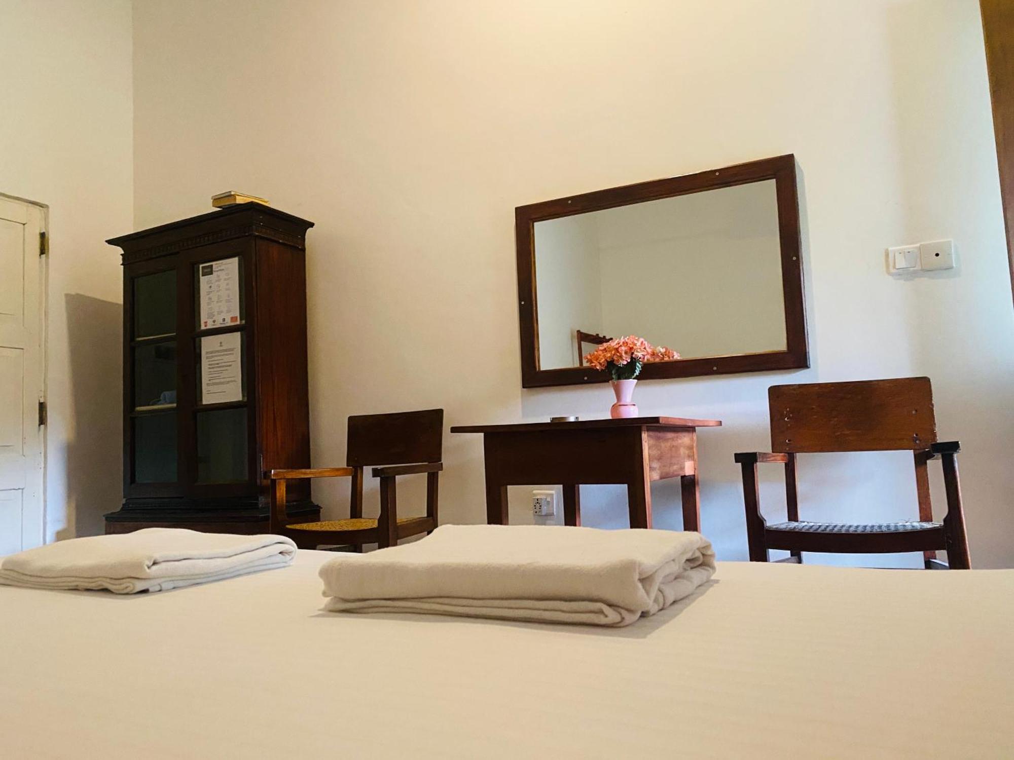 Hotel Waves Hikkaduwa Esterno foto