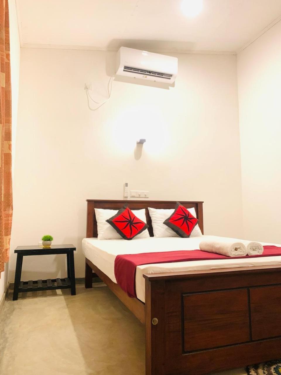Hotel Waves Hikkaduwa Esterno foto
